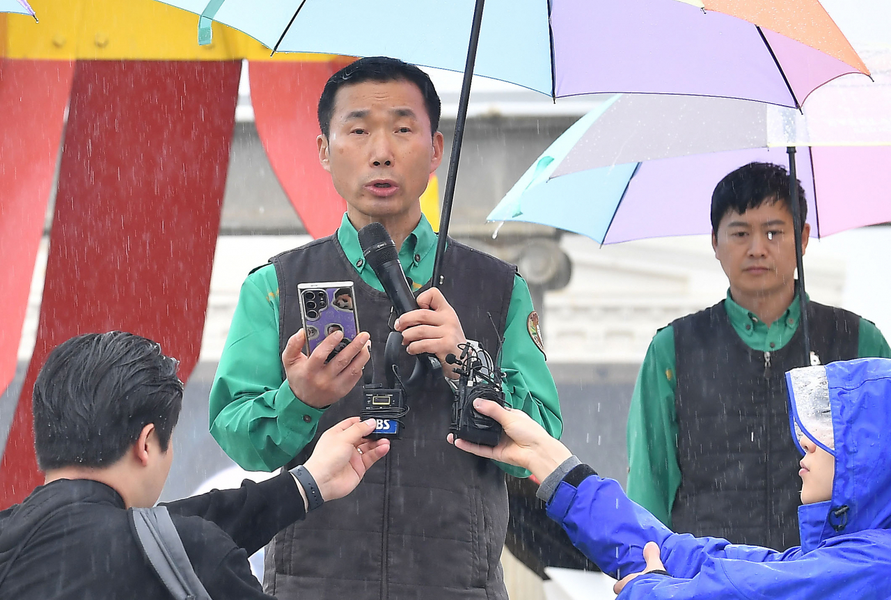 “여전히 뚠뚠하고 사랑스러워” 푸바오 이모·삼촌 웃음짓게 한 ‘사과 먹방’