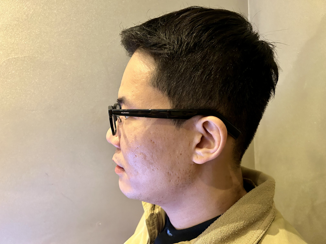 기자가 직접 체험한 화웨이 아이웨어. 주변에서 흔히 볼 수 있는 뿔테 안경 디자인으로, 이어폰을 귀에 꽂지 않고도 음악을 들을 수 있다. 특히 음악 소리는 옆자리에 앉은 사람이 인식하지 못 할 정도다. 고재우 기자