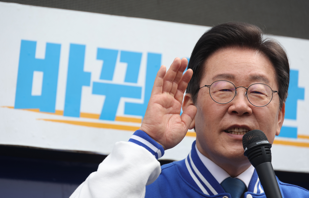 더불어민주당 이재명 대표가 5일 옥천 공설시장 인근에서 이재한 후보 지원 유세를 하고 있다. [연합]