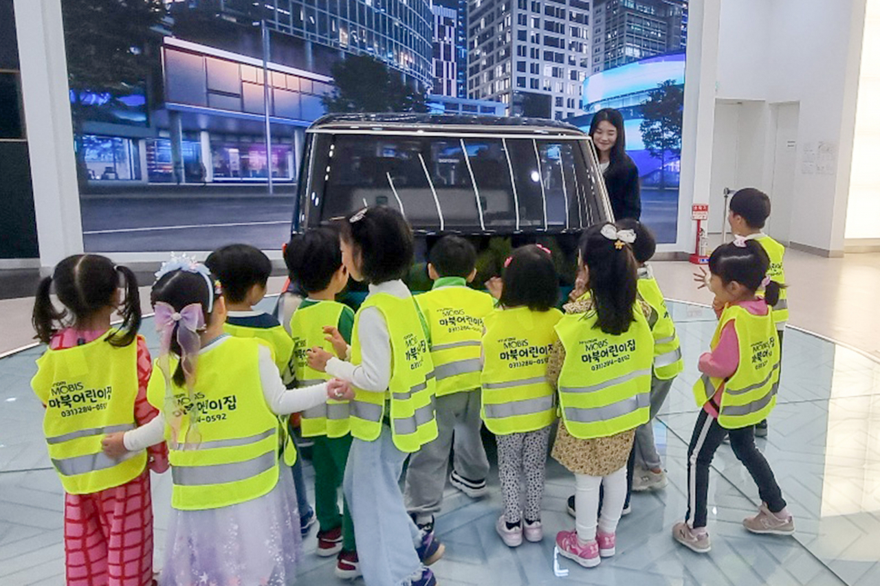 현대모비스 마북어린이집 소속 원아들이 부모님이 일하고 있는 인근의 현대모비스 마북연구소를 견학하고 있다. [현대모비스 제공]