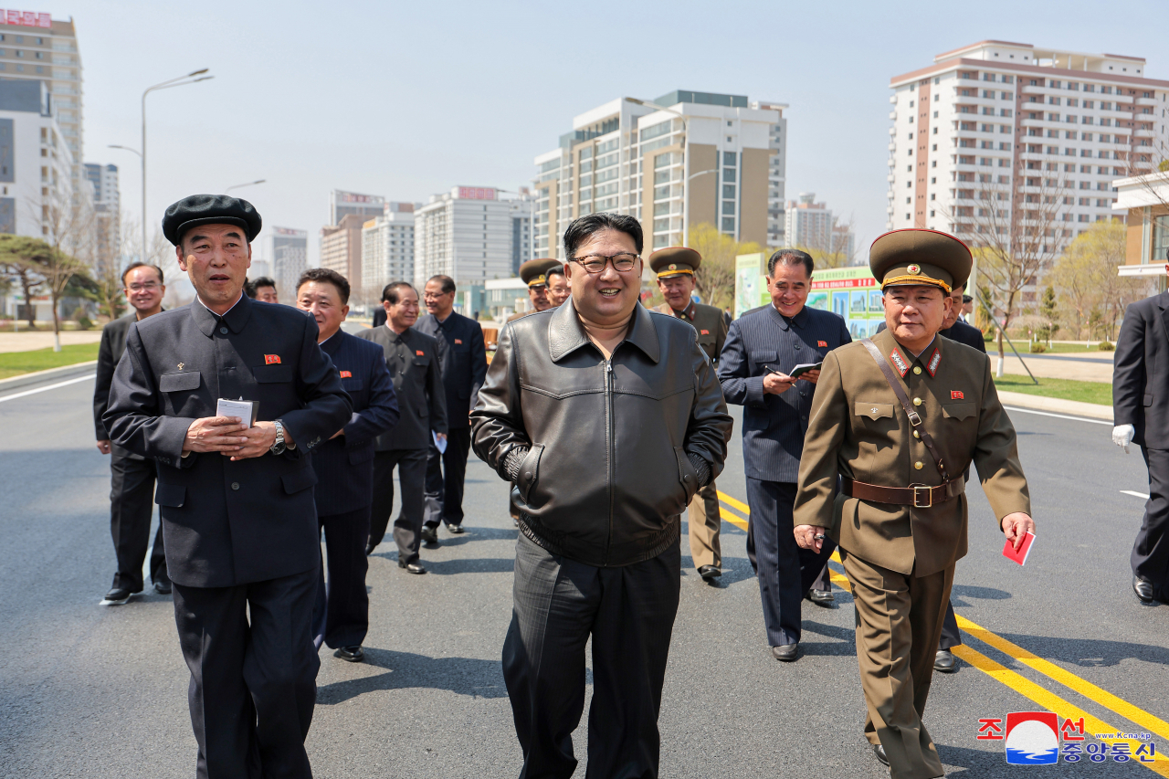 김정은 북한 국무위원장이 지난 5일 완공을 앞둔 평양 화성지구 2단계 1만 가구 살림집(주택) 건설 현장을 시찰했다고 조선중앙통신이 6일 보도했다. [국내에서만 사용가능. 재배포 금지. For Use Only in the Republic of Korea. No Redistribution] 연합뉴스