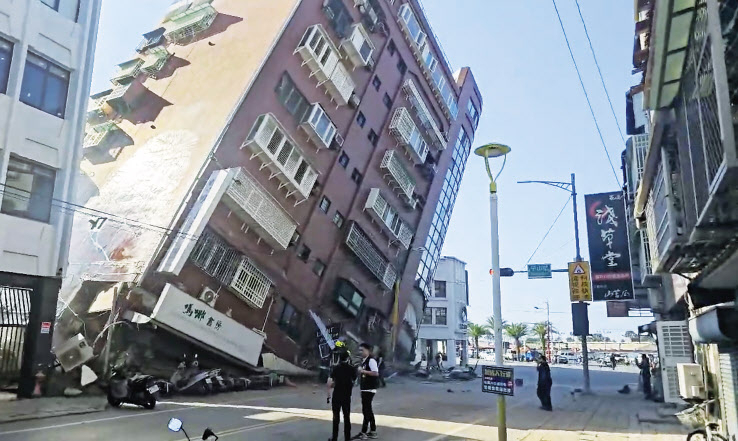 지난 3일 대만에 7.4 규모의 강진이 덮쳐 동부 화롄시의 한 9층 건물이 오른쪽으로 붕괴되고 정전되는 피해를 입었다. [AP]