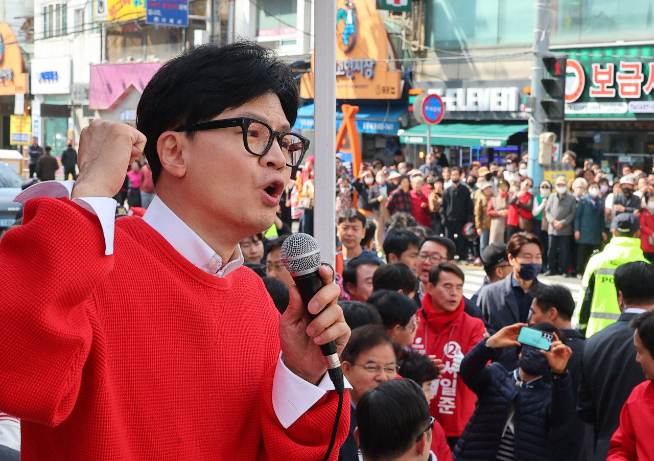 한동훈 국민의힘 비상대책위원장 겸 총괄 선거대책위원장이 6일 경남 거제시 고현사거리에서 서일준 후보의 지지를 호소하고 있다. [연합]