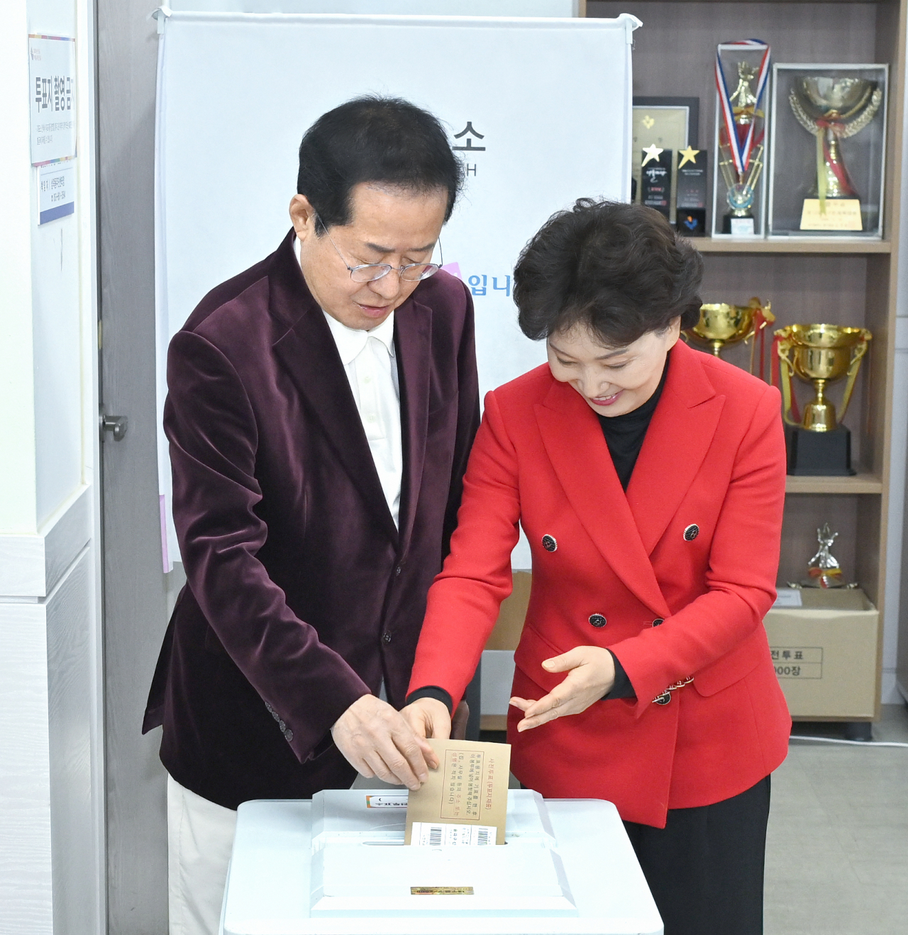 홍준표 대구시장이 부인 이순삼 여사와 6일 오전 대구 중구 삼덕동행정복지센터를 찾아 사전투표를 하고 있다.[대구시 제공]