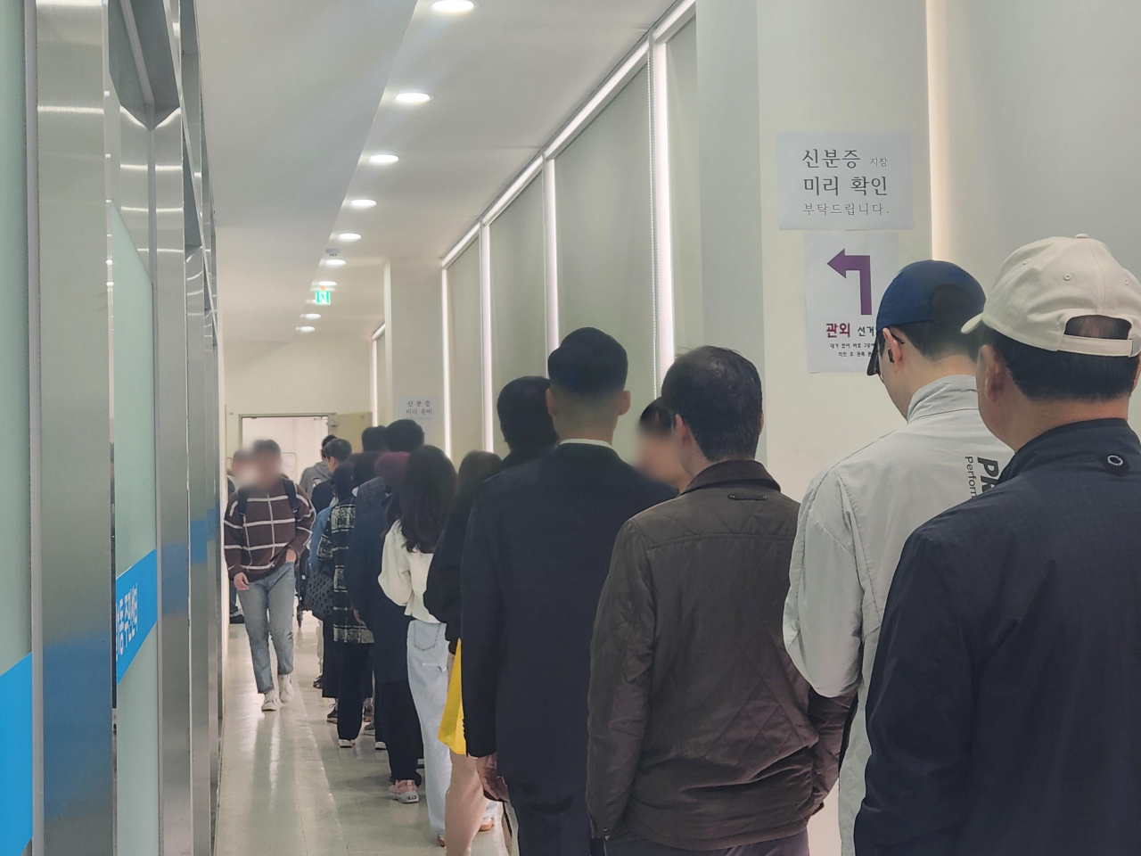 제22대 국회의원 선거 사전투표 마지막 날이자 주말인 6일 서울 강동구 명일1동 사전투표소에 유권자들이 줄을 서 있다. [연합]