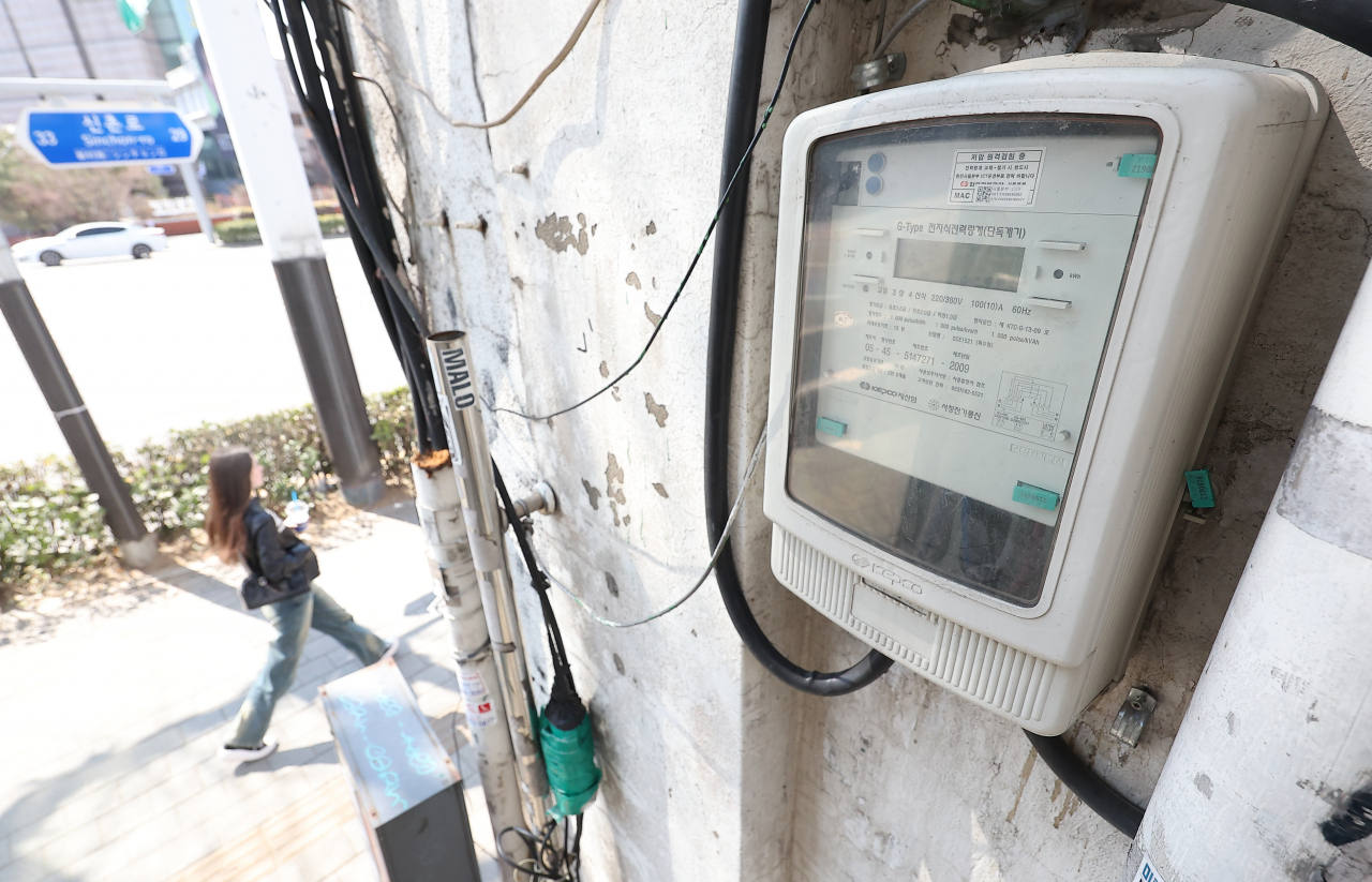 21일 오후 서울 시내 한 건물에 전력량계가 설치돼 있다. 한국전력은 2분기 적용 연료비조정단가를 현재와 같은 킬로와트시(kWh)당 5원으로 적용했다. 전력 당국은 이번에 연료비조정요금을 제외하고 기본요금, 전력량요금, 기후환경요금도 따로 인상하지 않아 결과적으로 2분기 전기요금이 동결됐다. 연합뉴스