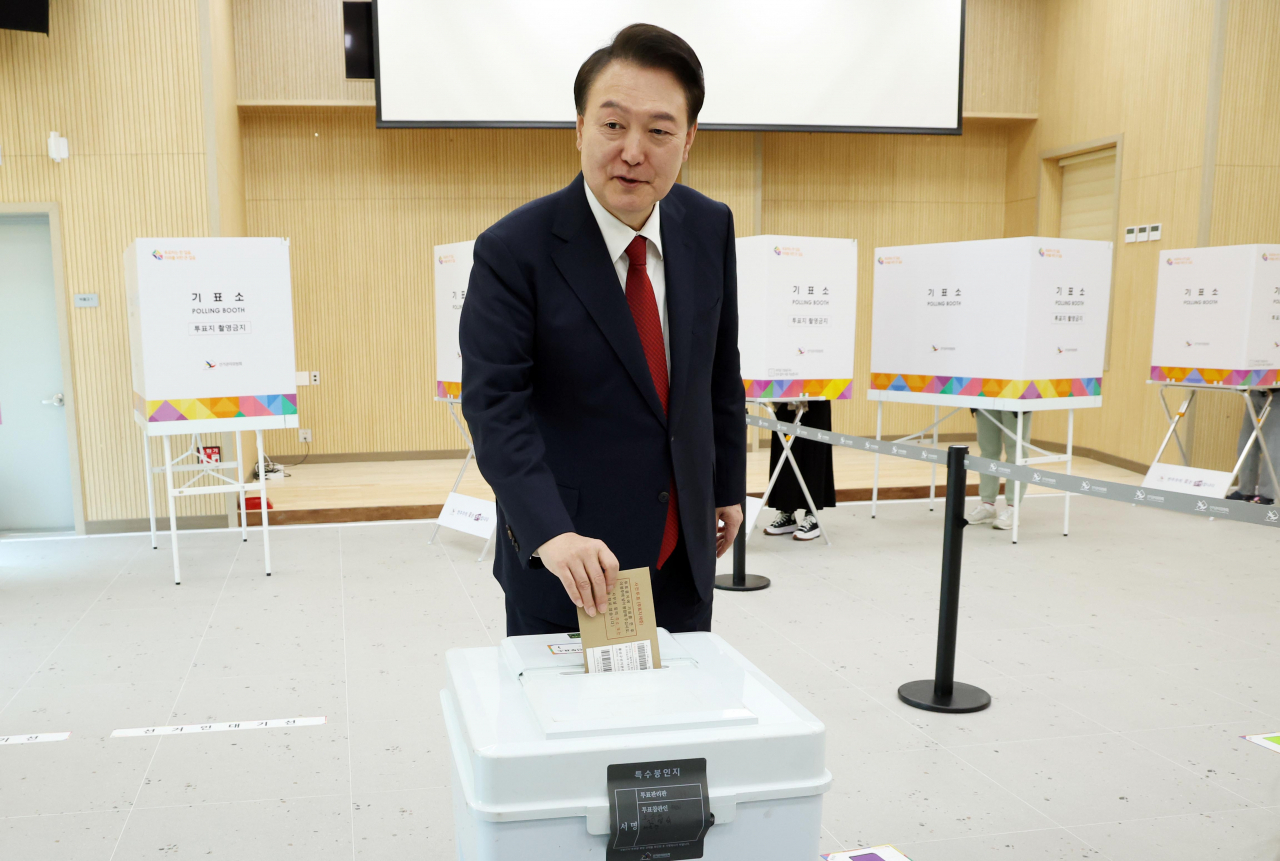윤석열 대통령이 제22대 국회의원선거 사전투표가 시작된 5일 부산 강서구 명지1동 행정복지센터 사전투표소에서 투표용지를 투표함에 넣고 있다. [연합]