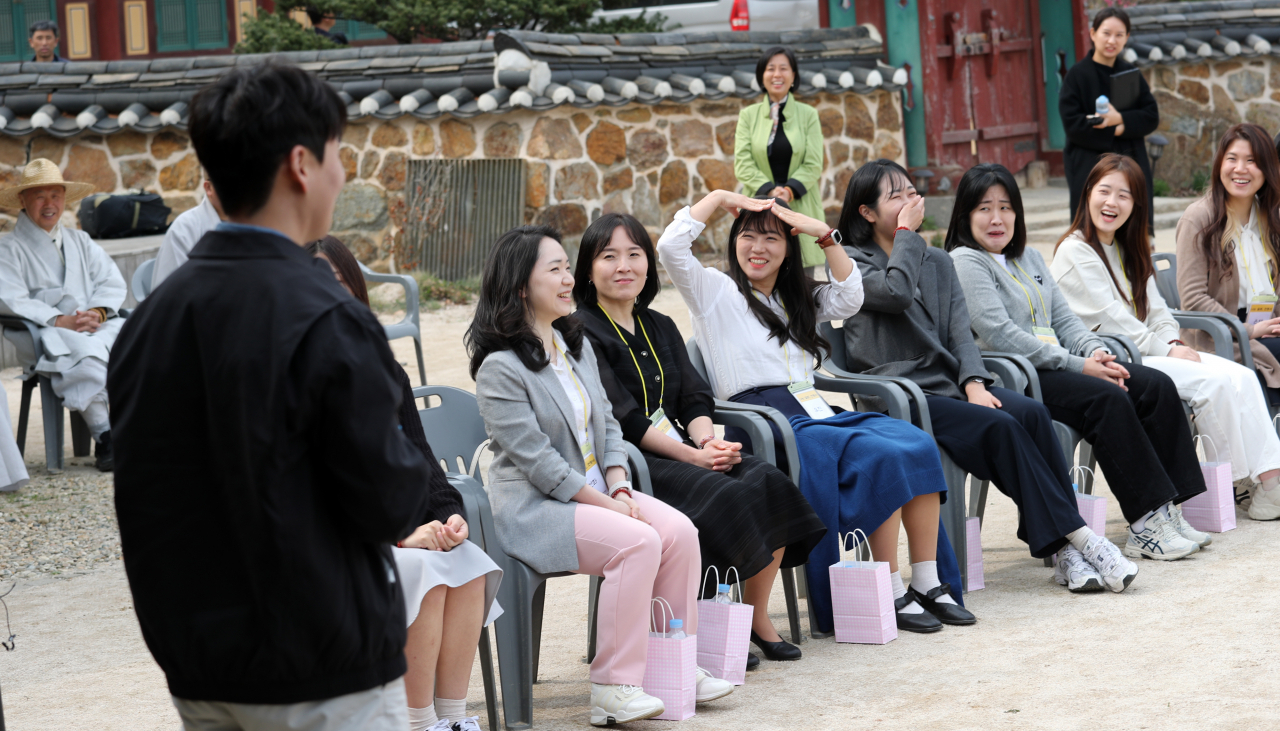 대한불교조계종 사회복지재단이 30대 미혼 남녀 20명을 대상으로 6일 인천 강화군 소재 전등사에서 실시한 1박2일 일정의 템플스테이 '나는 절로'에서 여성 참가자들이 남성 참가자의 자기소개를 듣고 있다. [연합]