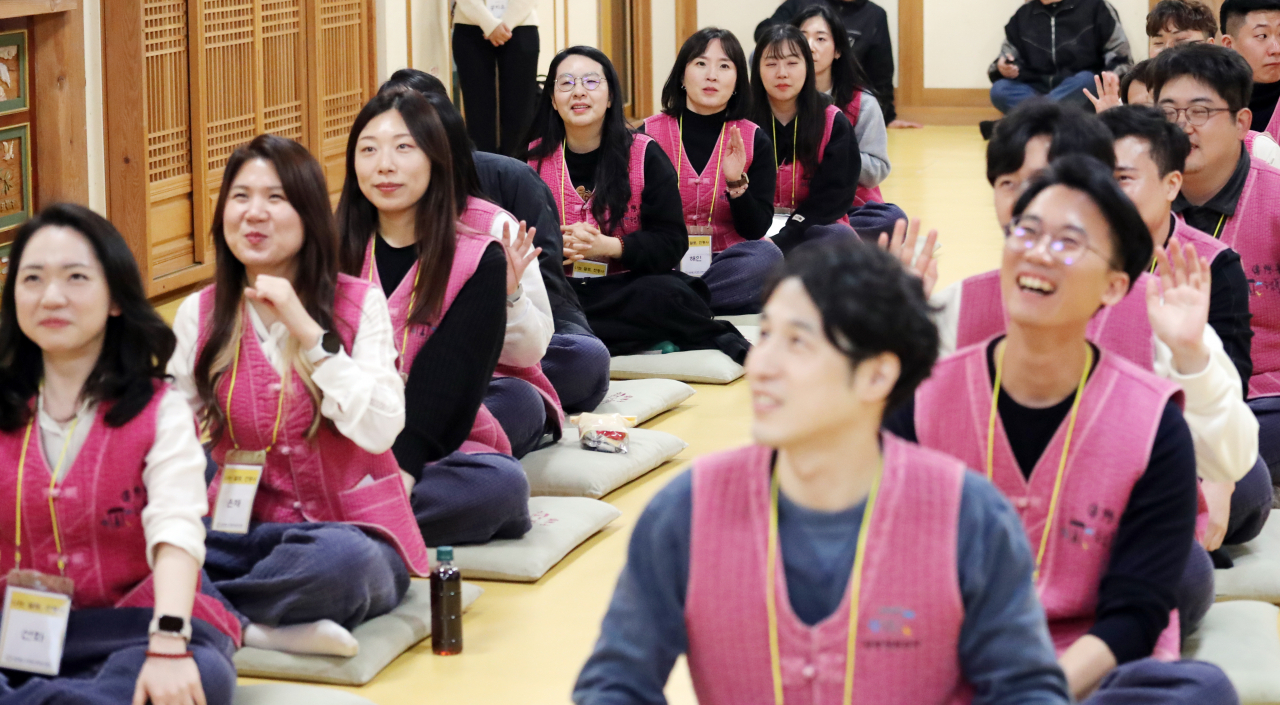 대한불교조계종 사회복지재단이 30대 미혼 남녀 20명을 대상으로 지난 4월 6일 인천 강화군 소재 전등사에서 실시한 1박2일 일정의 템플스테이 '나는 절로'에서 남녀 참가자들이 웃고 있다. [연합]