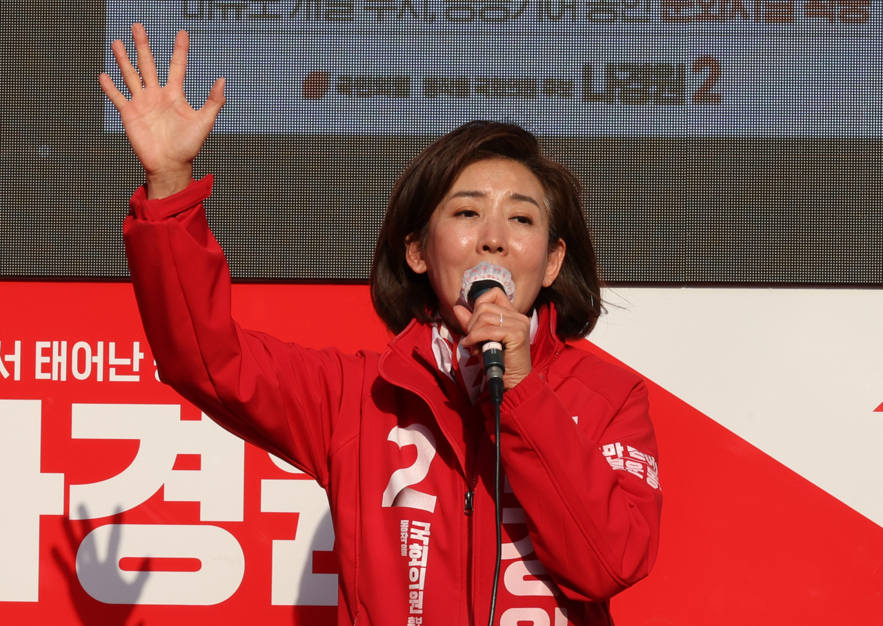 국민의힘 나경원 후보가 5일 서울 동작구 이수역에서 선거운동을 하고 있다. [연합]
