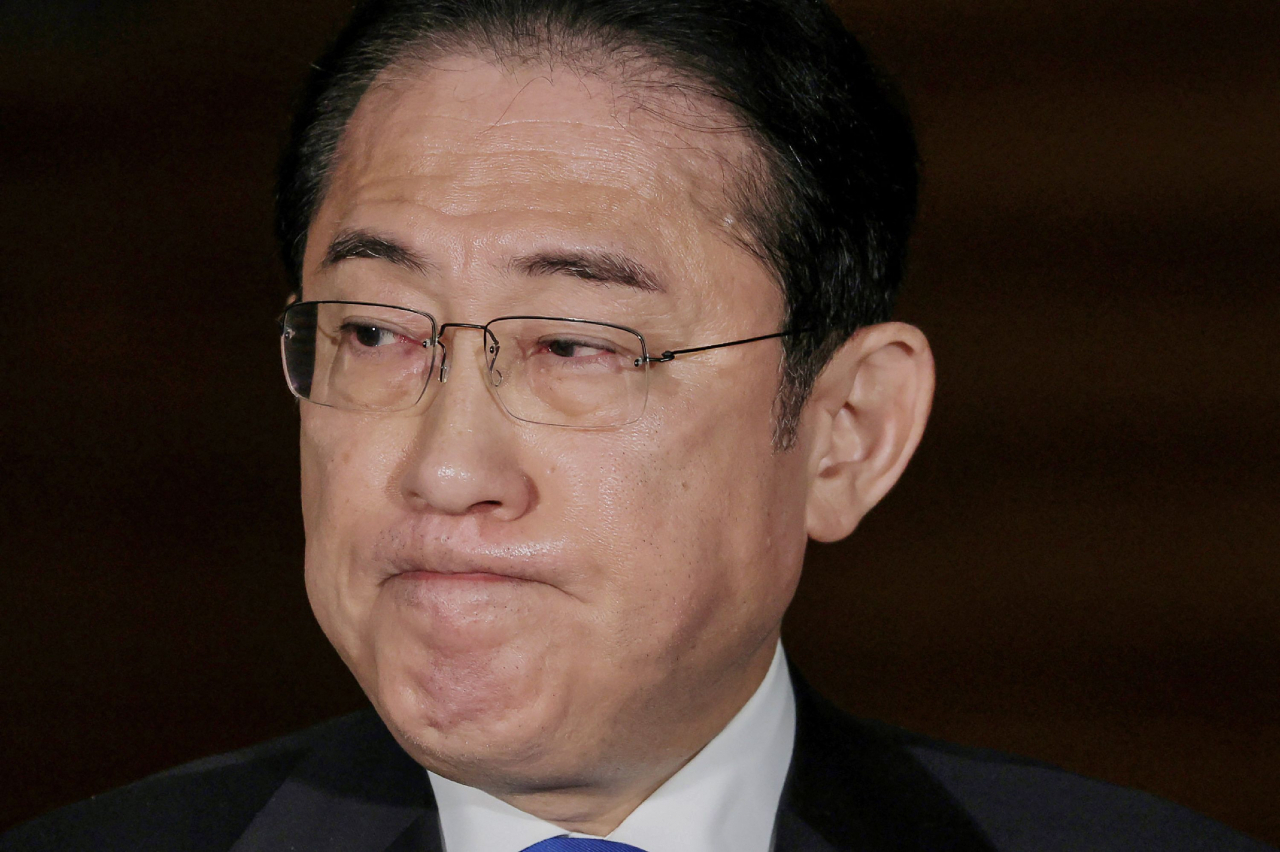 기시다 후미오 일본 총리가 4일 도쿄 총리관저에서 굳은 표정으로 취재진의 질문을 듣고 있다. 이날 일본 집권 자민당은 '비자금 스캔들'에 연루된 소속 의원 39명을 징계하기로 결정했다. [연합]