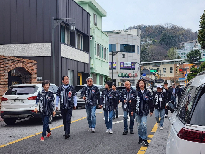 소나무당이 전남 목포시에서 출마한 최대집 후보를 지원하기 위해 지난 주말 손혜원 비례대표 후보를 중심으로 당내 비례후보들이 총출동해 집중유세전을 펼쳤다.[최대집 후보 제공]