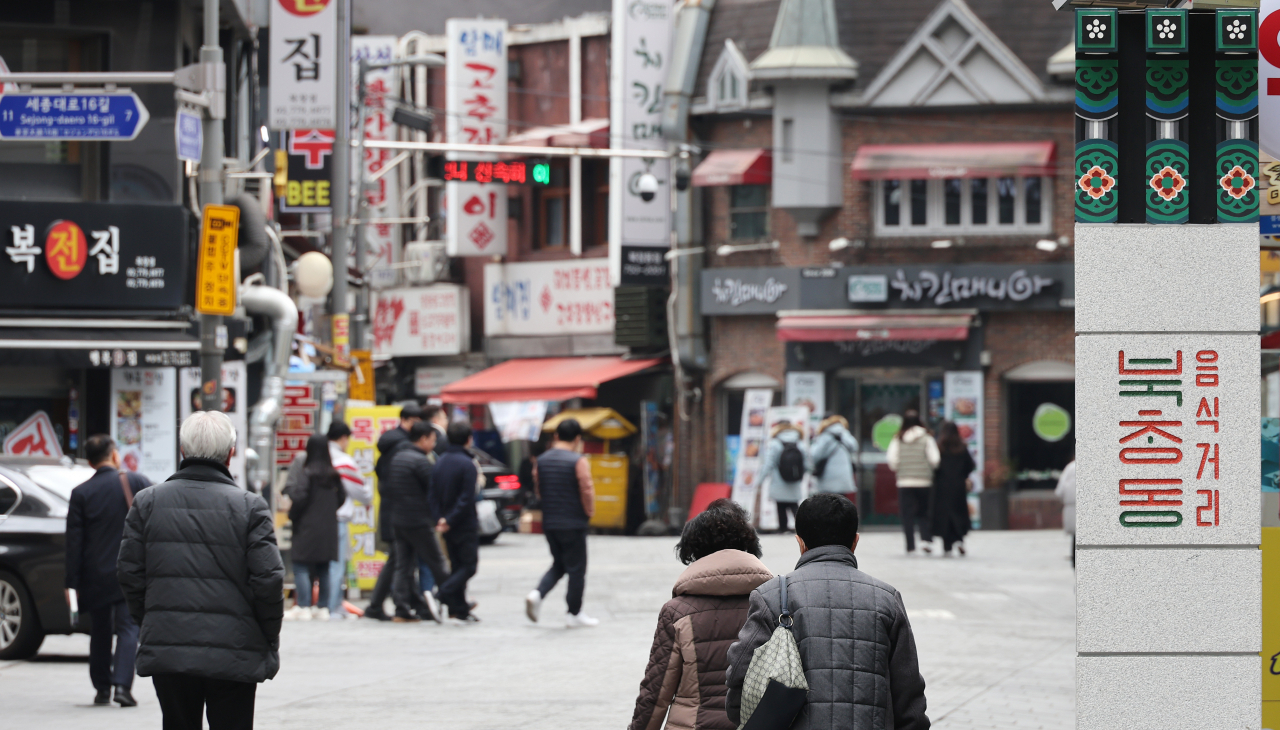 서울 중구 북창동 음식거리가 사람들로 붐비고 있다.[연합]