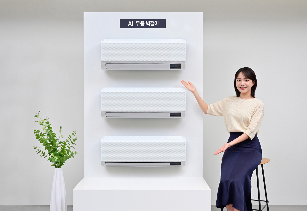 삼성전자 모델이 삼성스토어 청담점에서 저소득층에 제공할 ‘AI 무풍 벽걸이’를 소개하고 있다 [삼성전자 제공]