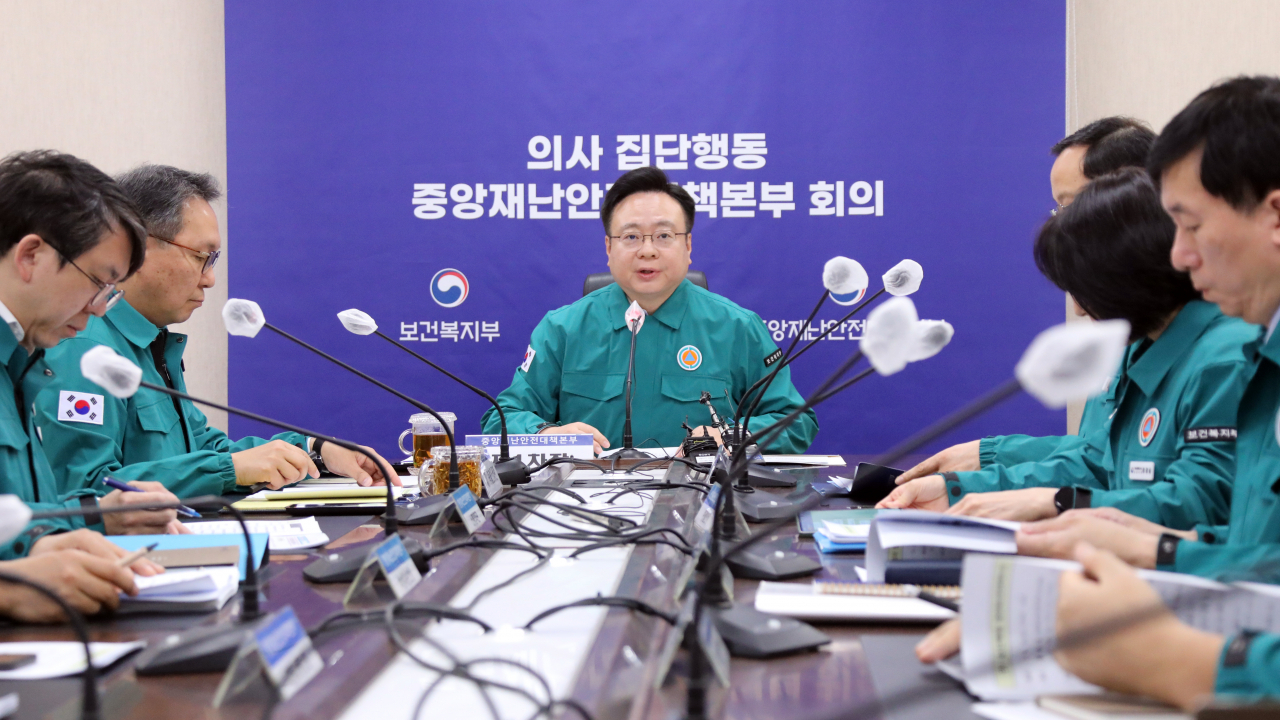 조규홍 ‘의사 집단행동 중앙재난안전대책본부(중대본)’ 제1차장(보건복지부 장관)이 8일 오전 정부세종청사에서 열린 중대본 회의를 주재하고 있다.[연합]