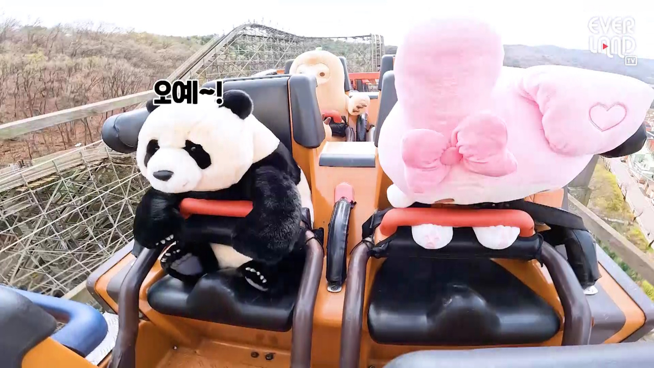 푸바오 인형이라도...국대급 롤러코스터에 탄 푸바오 인형 영상에 에버랜드는 “오예~!” 말풍선을 달았다.