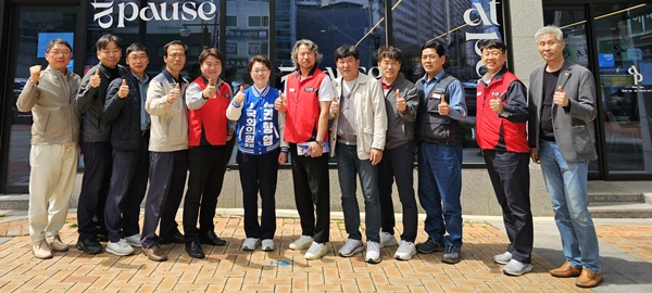 민주당 권향엽 후보(가운데)와 여수산단노조협의회 간부들이 지난 5일 정책논의를 가진 뒤 기념촬영하고 있다.
