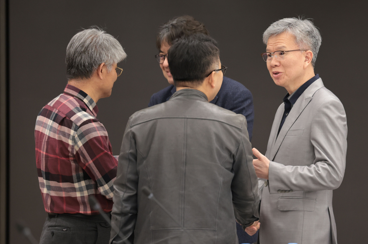 김택우 대한의사협회 비상대책위원장이 지난 7일 서울 용산구 대한의사협회에서 열린 의대정원 증원 저지를 위한 비대위 제7차 회의 시작에 앞서 관계자들과 대화하고 있다. [연합]