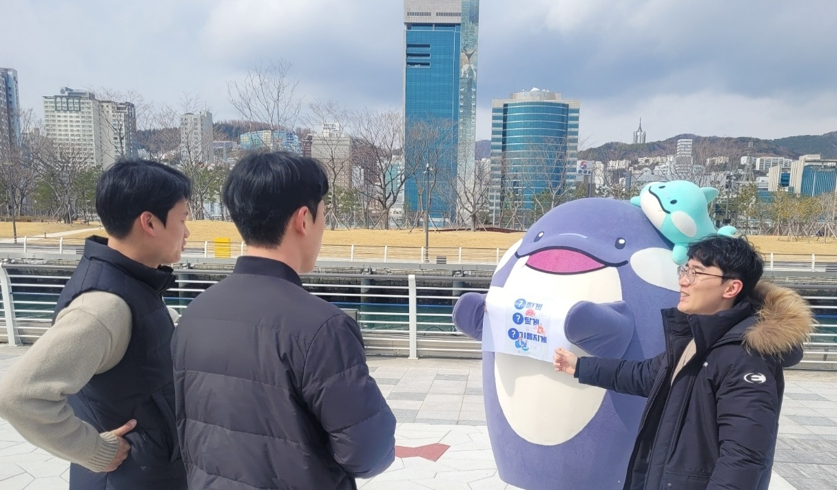 부산항 북항 재개발 친수공원에서 BPA 마스코트 해범이가 걷기 챌린지에 참여한 직원들에게 건강한 생활습관을 홍보하고 있다. [사진=BPA]
