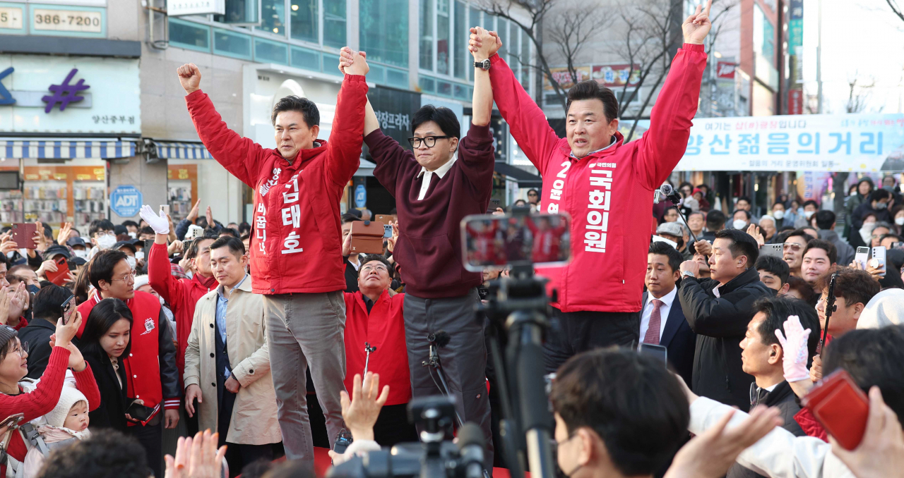 국민의힘 한동훈 비상대책위원장이 지난 3월26일 오후 경남 양산시 양산남부시장을 찾아 같은 당 김태호, 윤영석(맨 오른쪽) 후보 지지를 호소하고 있다. [연합]