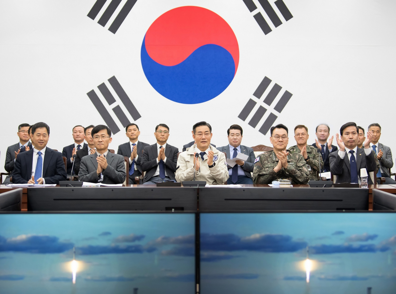 정부가 17일 올해 첫 방위산업발전협의회를 열고 우주와 AI 등 5대 첨단 방산 분야에서 60개의 핵심 기술을 도출하고 올해에만 소재부품 개발에 4000억원 규모를 투자한다고 밝혔다. 신원식 국방부장관이 지난 8일 오전 국방부 대회의실에서 관계자들과 함께 우리 군 군사정찰위성 2호기 발사 현장 중계 장면을 참관하고, 발사 성공을 축하하고 있다. 자료사진.[국방부 제공]