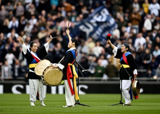 “이 장면, 서울 아닌 런던입니다” 손흥민 ‘400경기 축하’ 사물놀이 한판