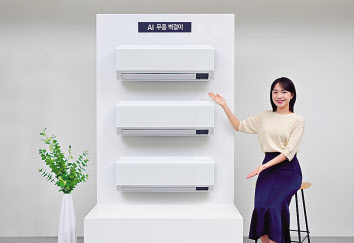 삼성전자 모델이 삼성스토어 청담점에서 저소득층에 제공할 ‘AI 무풍 벽걸이’를 소개하고 있다. [삼성전자 제공]