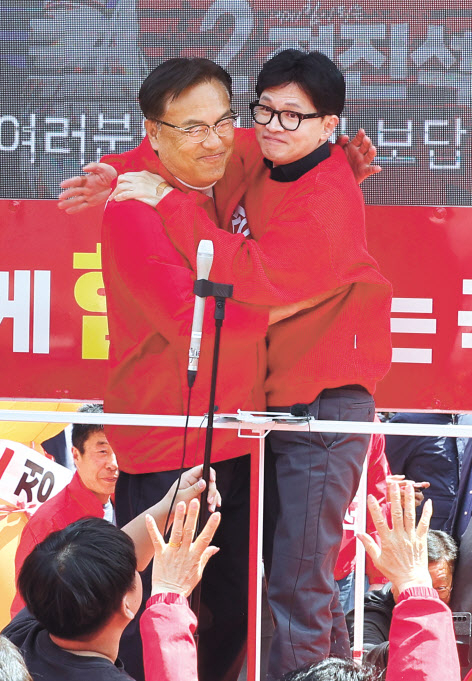 제22대 총선이 이틀 앞으로 다가온 가운데 8일 여야 대표들이 격전이 펼쳐지고 있는 지역을 중심으로 막판 표심 잡기에 나서고 있다. 이날 이재명(위쪽) 더불어민주당 대표와 7일 한동훈 국민의힘 비상대책위원장 겸 총괄 선거대책위원장이 각각 인천 계양구 임학역과 충남 공주시 공주대에서 막판 선거운동을 했다. [뉴시스·연합]
