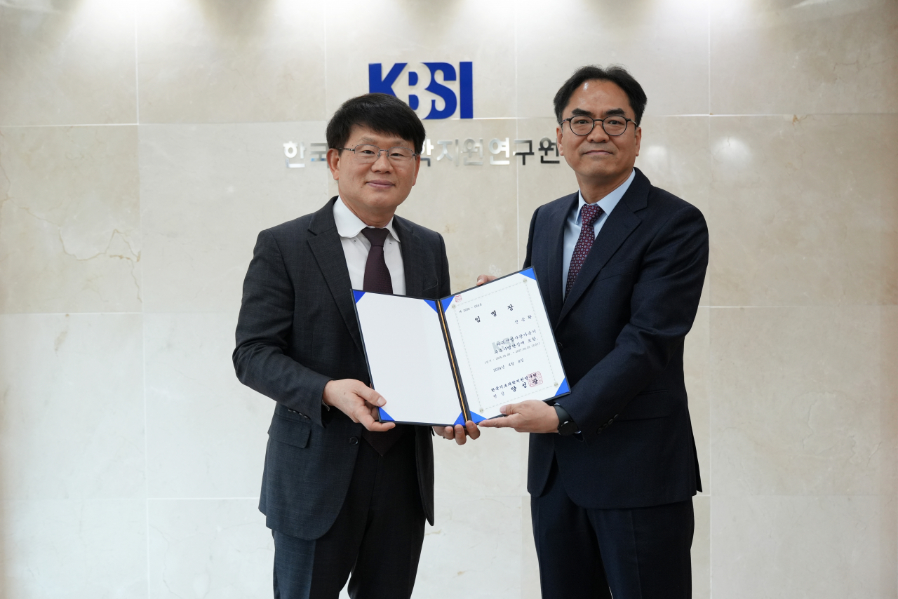 양성광(왼쪽) KBSI 원장이 신승환 다목적가속기구축사업단장에게 임명장을 수여하고 있다. [KBSI 제공]