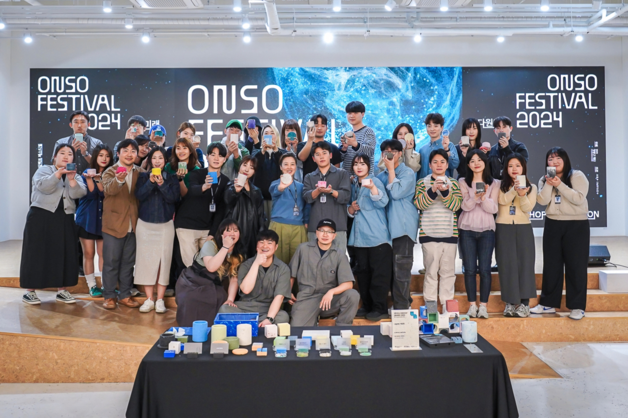 김형슬·이현재 랩크리트 디렉터의 제스모나이트를 활용한 ‘꿈꾸는 바다: 친환경 아트 오브제 클래스’ 참여자들이 기념 촬영을 하는 모습. [현대차 정몽구 재단 제공]