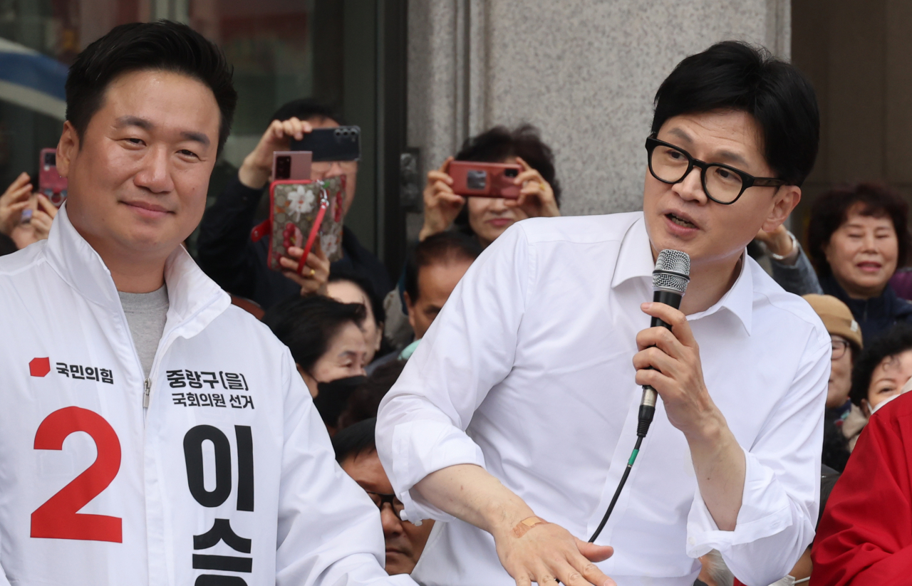 한동훈 국민의힘 비상대책위원장이 지난 4일 중랑구 망우동에서 이승환 후보 지원유세를 하고 있다. [연합]