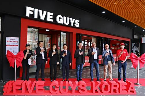 8일 오전 파이브가이즈 서울역 오픈 기념 테이프 커팅식이 진행됐다. 피치 파이브가이즈 4호점 직원(왼쪽부터), 오민우 에프지코리아 대표, 김은희 한화커넥트 대표, 김영훈 한화갤러리아 대표, 조쉬 머렐 파이브가이즈 글로벌 브랜드 스탠다드 총책임, 윌리엄 피처 파이브가이즈 글로벌 수석 부사장, 이안 로스 멕켄지 파이브가이즈 아시아태평양 운영 총괄 부사장, 클로버 파이브가이즈 4호점 직원. [한화갤러리아 제공]