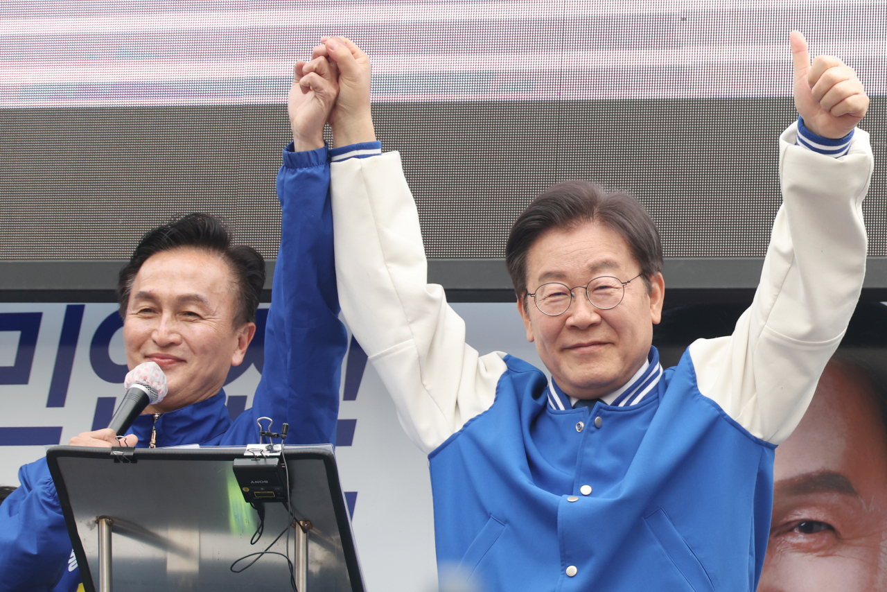 이재명 더불어민주당 대표가 8일 동작구 남성사계시장 입구에서 류삼영 후보 지원 유세를 하고 있다. [연합]