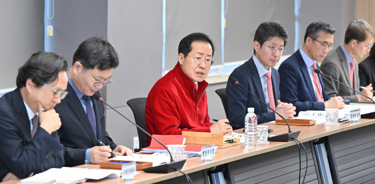 간부회의를 주재하는 홍준표 대구시장.[대구시 제공]