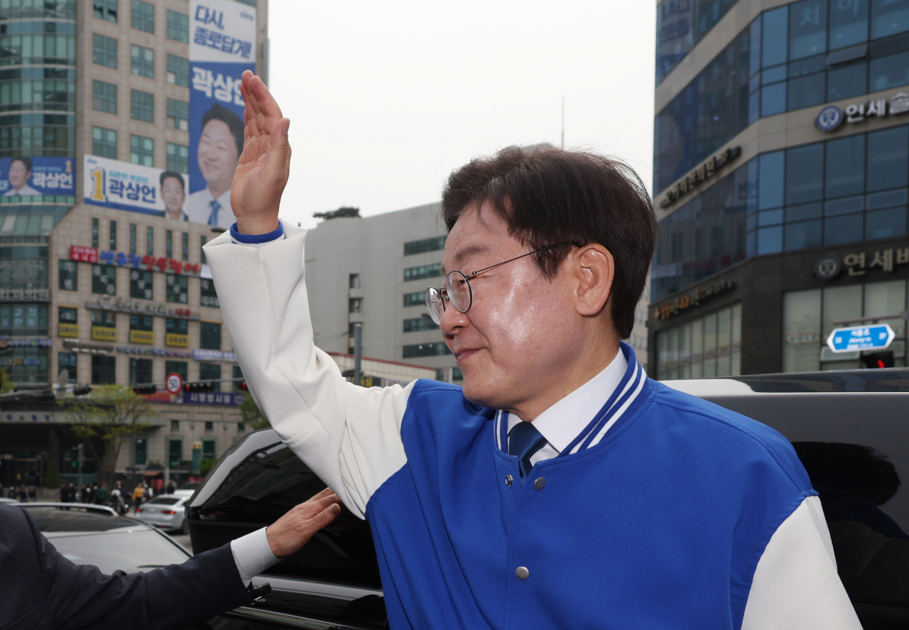 더불어민주당 이재명 대표가 8일 지하철 동묘앞역 인근에서 종로구에 출마한 곽상언 후보 지원 유세를 마치고 인사하고 있다. [연합]