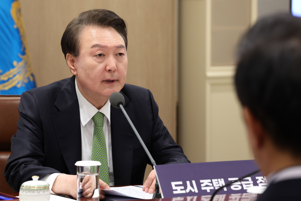 윤석열 대통령이 8일 서울 용산 대통령실 청사에서 열린 도시주택공급 점검회의에서 발언하고 있다. [연합]
