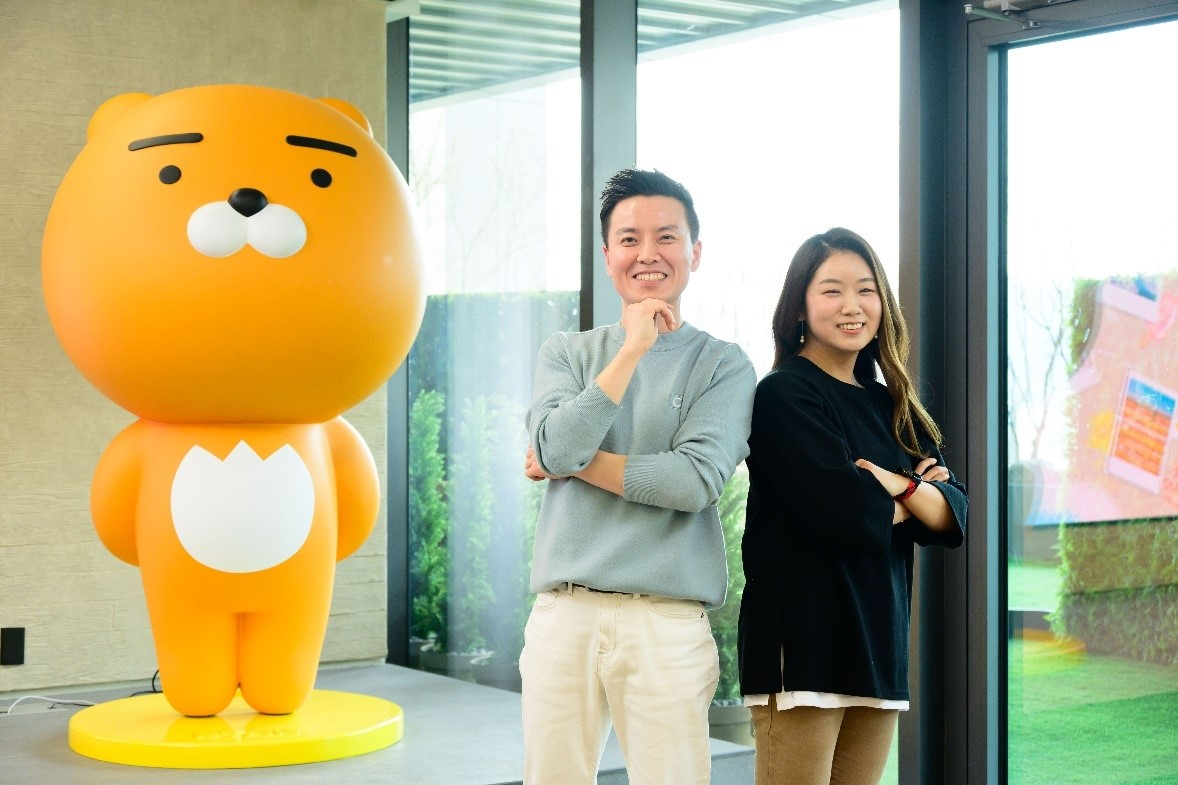스마트 스위치, 카카오톡 복원 서비스 개발 담당자들이 기념촬영을 하고 있다. [삼성전자 제공]