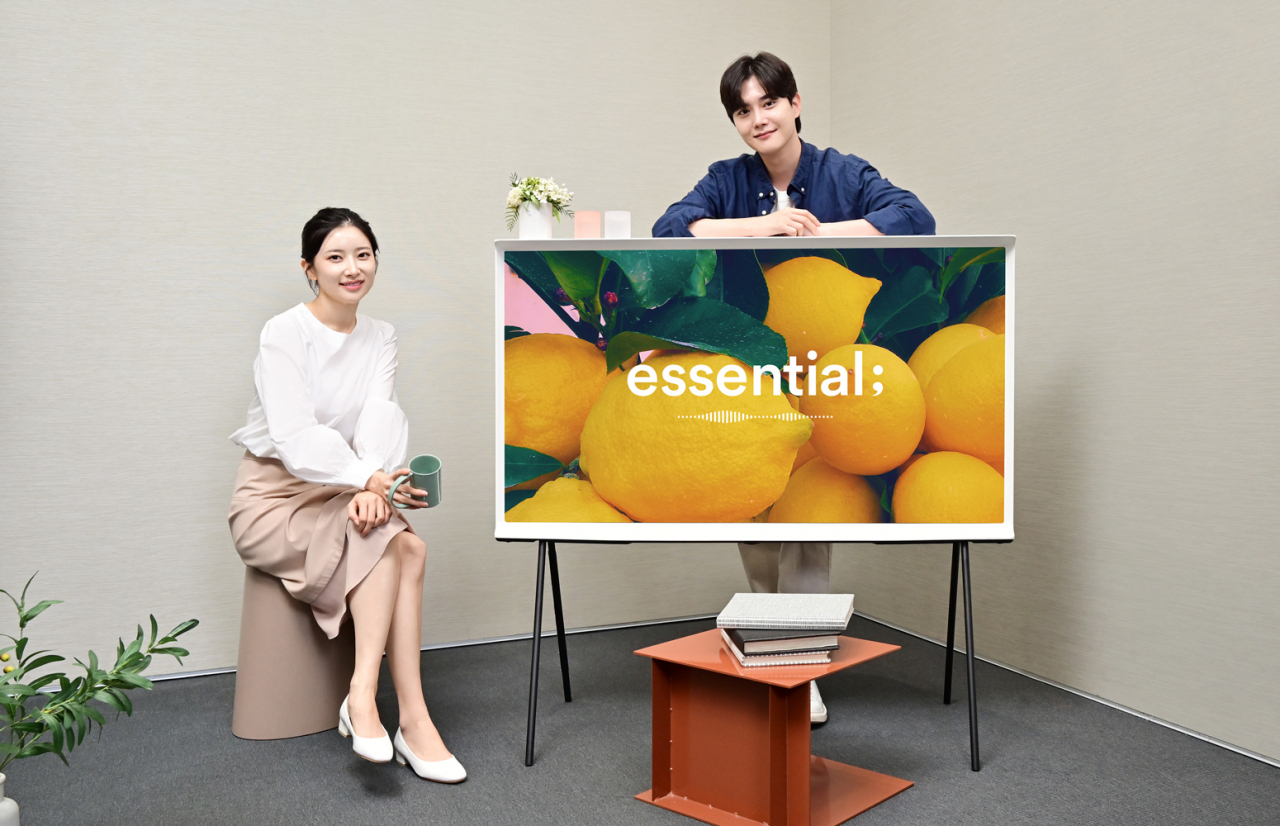 삼성전자 모델이 삼성스토어 대치점에서 스마트 TV 전용 앱스토어 앱스(Apps)에 추가된 음악 큐레이션 서비스 ‘에센셜(essential);’ 애플리케이션을 소개하고 있다. [삼성전자 제공]