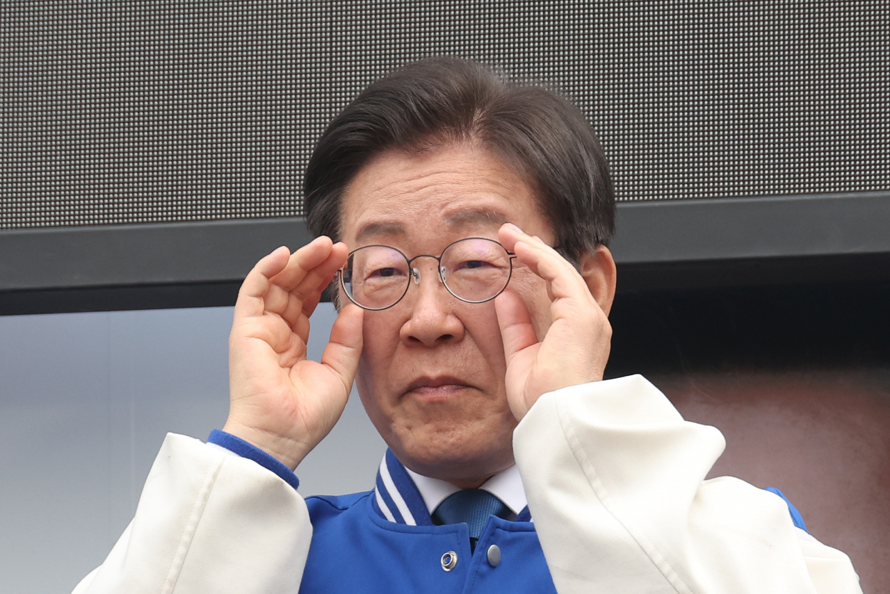 이재명 더불어민주당 대표가 8일 서울 동작구 남성사계시장 입구에서 류삼영 후보 지원 유세를 하고 있다. [연합]