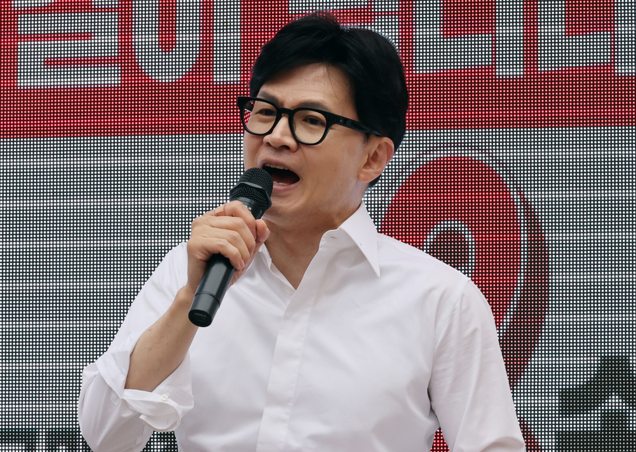 한동훈 국민의힘 비상대책위원장이 8일 경기 이천시 중리천로에서 송석준 후보 지원유세를 하고 있다. [연합]