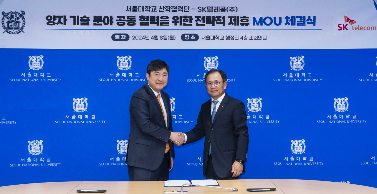 SK텔레콤이 서울대학교와 ‘SKT-서울대 양자기술 분야 공동 연구개발 및 전문 인력 양성을 위한 업무협약’을 체결했다고 9일 밝혔다. 김재영 서울대 연구부총장 겸 산학협력단장(왼쪽)과 하민용 SKT CDO가 MOU 체결 후 적극적인 산학협력을 다짐했다. [SK텔레콤 제공]