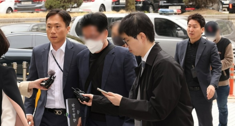 8일 한국토지주택공사(LH) 아파트 등의 건설 감리 업체를 선정하는 과정에서 뇌물을 수수한 혐의를 받는 심사위원 4명이 서울 중앙지검에서 열린 구속 전 피의자 심문에 출석하고 있다.[연합]