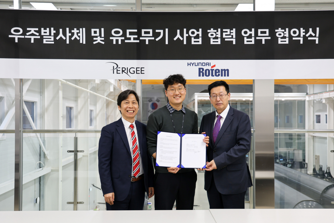 8일 개최된 페리지에어로스페이스와 현대로템의 업무협약(MOU) 체결식에서 서성현(왼쪽부터) 페리지 각자대표, 신동윤 페리지 각자대표, 현대로템의 안경수 디펜스솔루션사업본부장이 기념촬영르 하고 있다. [페리지에어로스페이스 제공]