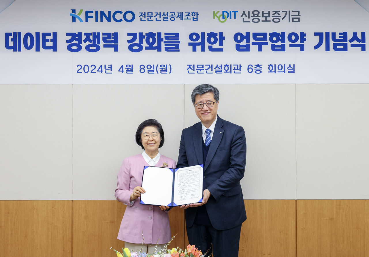 지난 8일 서울 동작구 전문건설공제조합 본사에서 열린 업무 협약식에 참석한 최원목(오른쪽) 신용보증기금 이사장과 이은재(왼쪽) 전문건설공제조합 이사장이 기념 촬영을 하고 있다.[신용보증기금 제공]