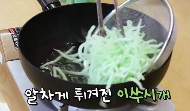 녹말 이쑤시개를 튀기는 모습. [유튜브]