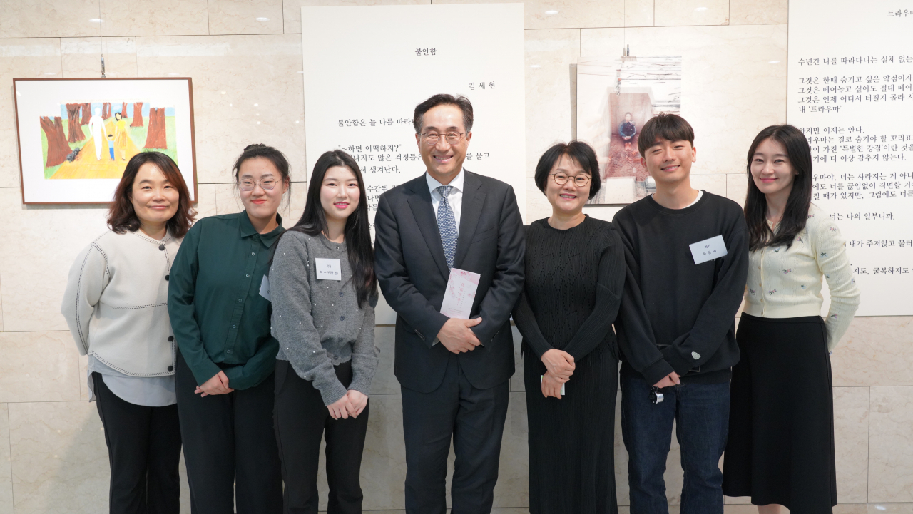 김기준(가운데) 고려아연 지속가능경영본부장이 사단법인 아동복지실천회 ‘세움’에서 주최한 전시 ‘화양연화; 어둠속에서 피어나다’ 현장에 방문해 기념사진을 촬영하고 있다. [고려아연 제공]