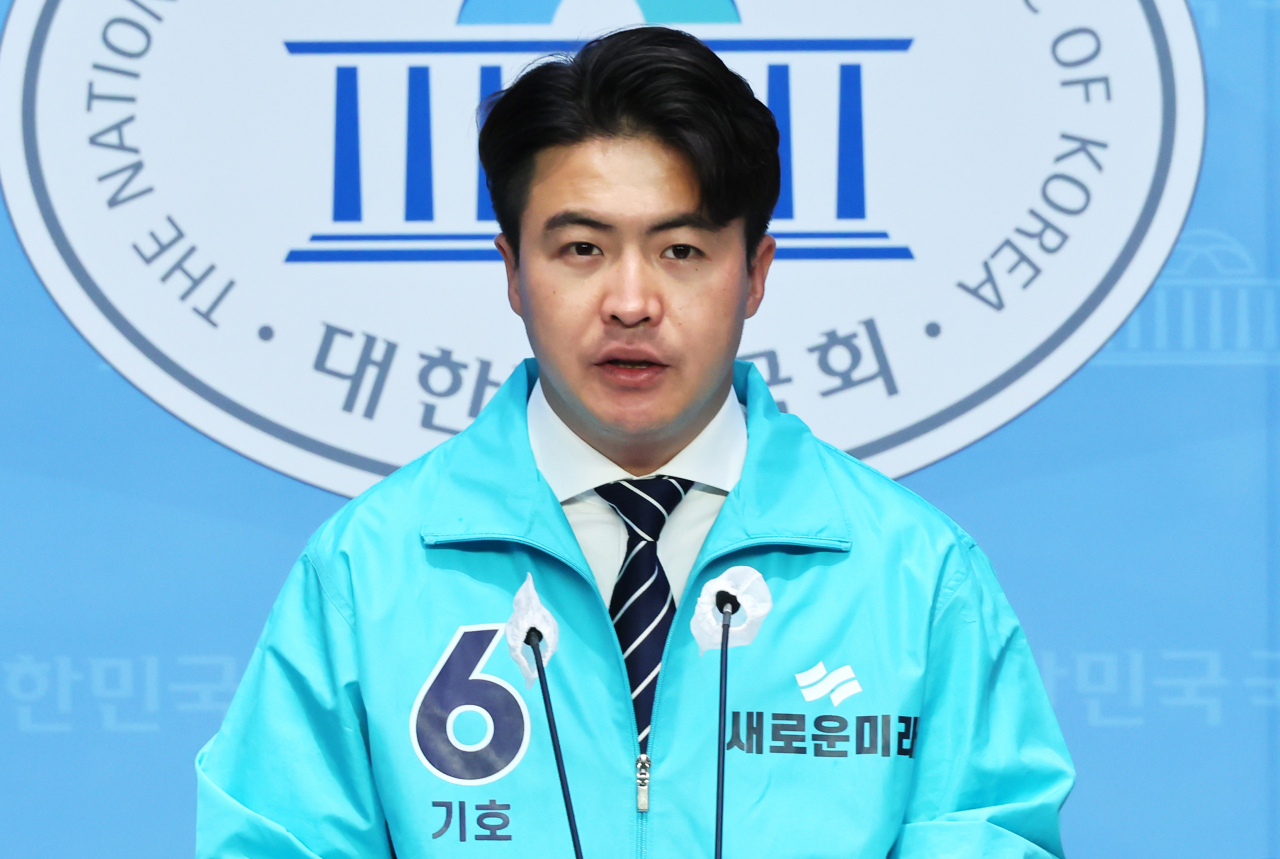 새로운미래 오영환 총괄선대위원장이 9일 국회 소통관에서 기자회견을 열고 새로운미래 지지를 호소하고 있다. [연합]