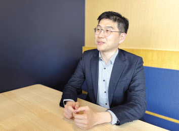 이명조 두산에너빌리티 플랜트 EPC 계약관리팀 수석이 경기도 성남시 분당두산타워에서 기자의 질문에 답하고 있다. [두산에너빌리티 제공]