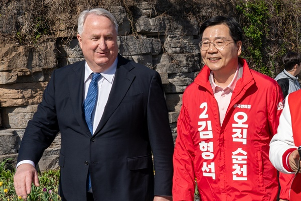 국민의힘이 험지로 꼽히는 '순천·광양·곡성·구례갑'에 행정관료 출신 김형석 후보를 차출해 출마시켰다. 사진 왼쪽은 인요한 국민의미래 비례대표 후보.