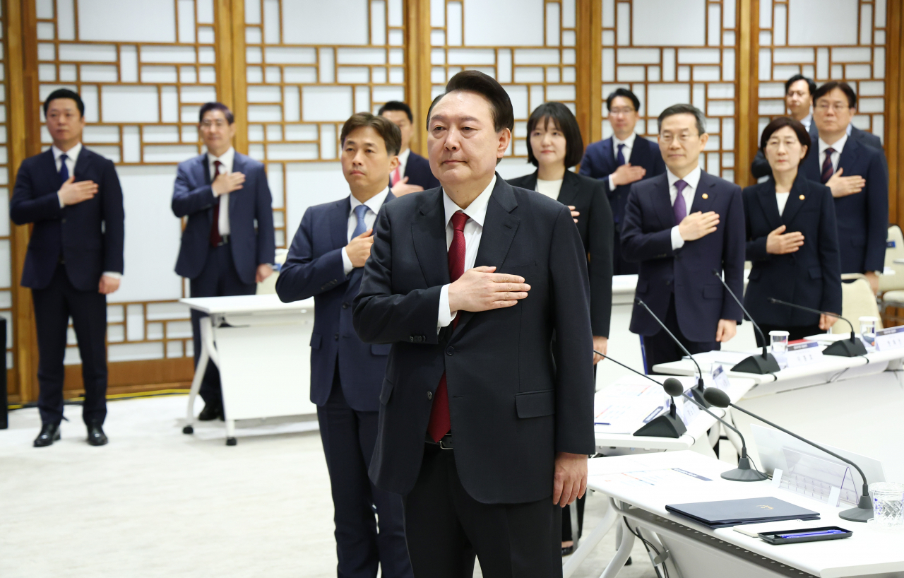 윤석열 대통령이 9일 서울 용산 대통령실 청사에서 열린 반도체 현안 점검회의에 참석해 국기에 경례하고 있다. [연합]